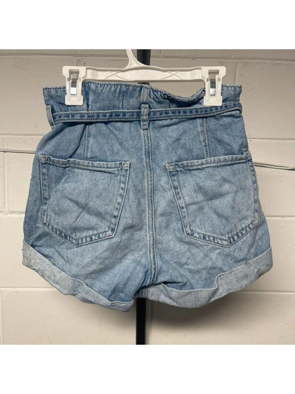 Hollister Women’s Ultra High-Rise Paperbag Denim Shorts Light Wash Size 00 W23 - Picture 3 of 5